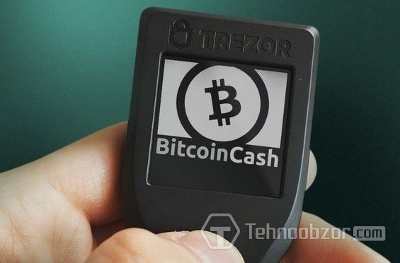 Значок Bitcoin Cash на дисплее аппаратного кошелька TREZOR