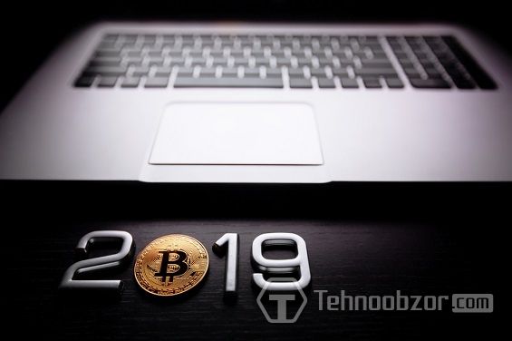 Клавиатура ноутбука и 2019 с монетой BTC