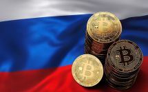 Монеты Биткоина на флаге России