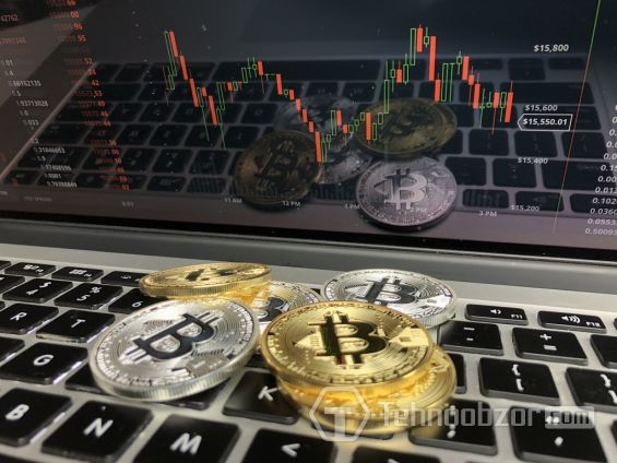 Монеты Bitcoin на клавиатуре ноутбука