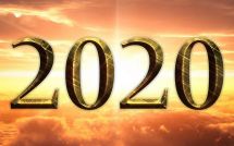 Цифра 2020 на фоне заката