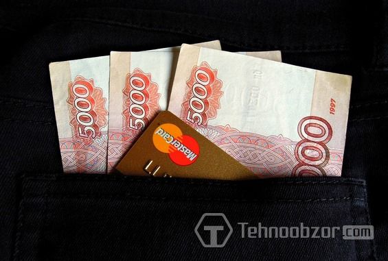 Банковская карта и рублёвые купюры
