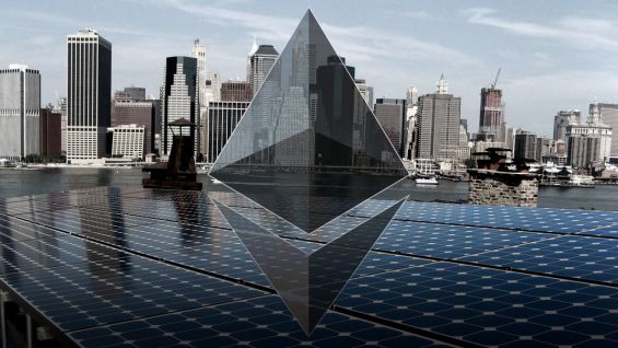 Значок Ethereum на фоне большого города