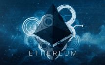Эмблема криптовалюты Ethereum на фоне звезд