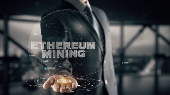 Надпись Ethereum Mining над ладонью
