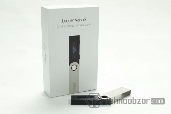 Кошелек Ledger Nano S лежит возле упаковки