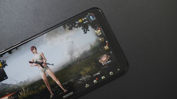 Игра запущена на смартфоне Xiaomi Pocophone F1
