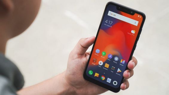 Смартфон Xiaomi Pocophone F1 в руках