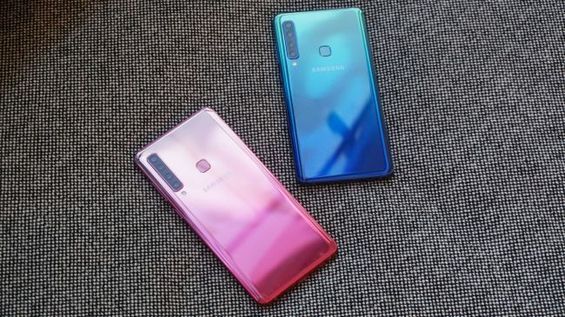 Смартфон Samsung Galaxy A9 в красном и синем цвете
