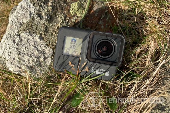 Камера GoPro Hero 7 Black лежит на траве