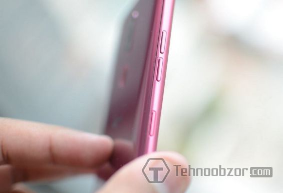 Левая грань смартфона LG G7 ThinQ