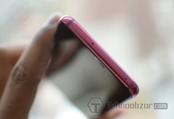 Верхняя грань смартфона LG G7 ThinQ
