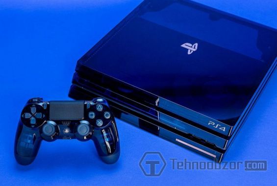 PS4 PRO 500 Million Limited Edition и контроллер для неё на синем фоне