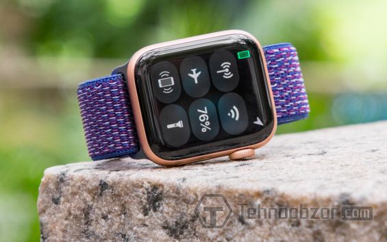 Умные часы Apple Watch Series 4 лежат на камне
