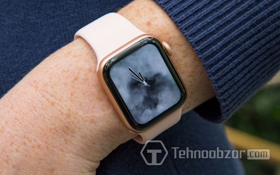 Умные часы Apple Watch Series 4 на руке