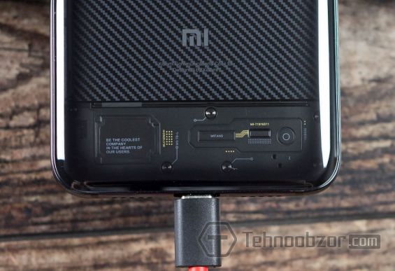 Зарядка смартфона Xiaomi Mi 8 Explorer Edition