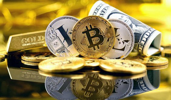 Монеты криптовалют, золотые слитки и долларовые купюры