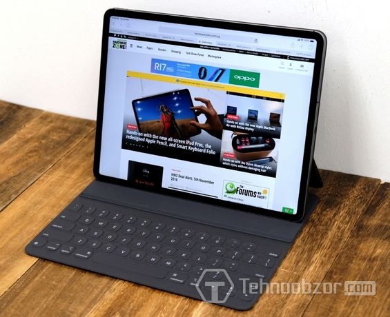 iPad Pro 2018 на деревянной поверхности