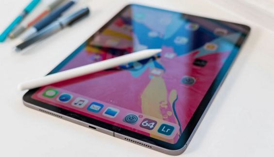 Стилус Apple Pencil лежит на iPad Pro 2018