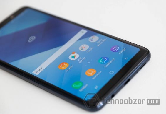 Экран и нижняя грань с динамиком смартфона Samsung Galaxy A7 2018