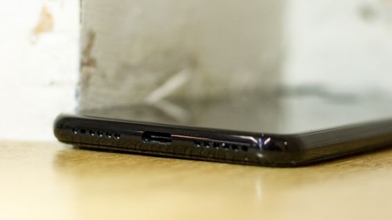 Нижняя грань Motorola One