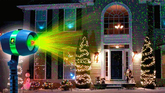 Проектор Star Shower Laser Light Projector светит на фасад дома