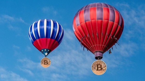 Монеты Биткоина спускаются на воздушных шарах