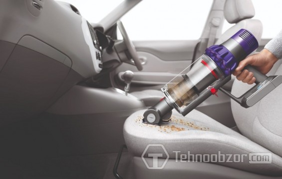 Чистка автомобильных сидений пылесосом Dyson V10