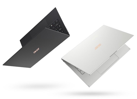 Два новых ноутбука Acer на белом фоне
