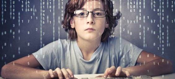 Молодой хакер за компьютером