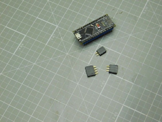 Штыревые разъёмы возле платы Arduino