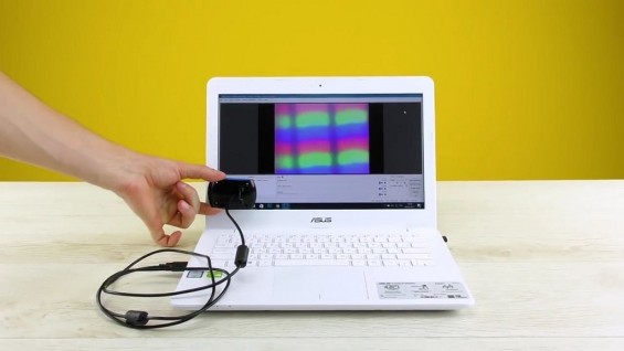 Веб-камера показывает пиксели монитора