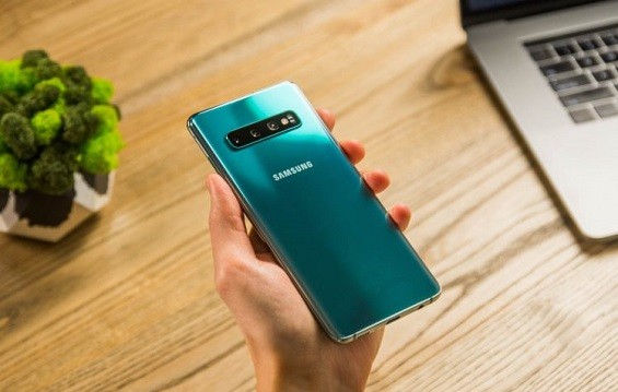 Samsung Galaxy S10 в руке