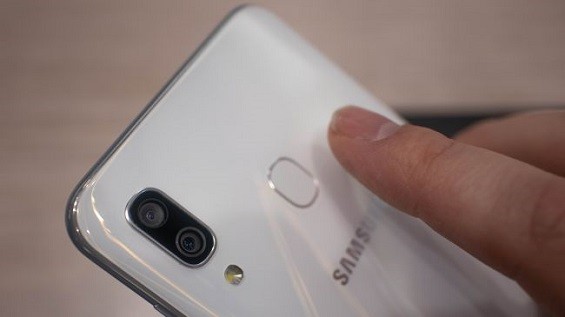 Основная камера Samsung Galaxy A30 крупным планом