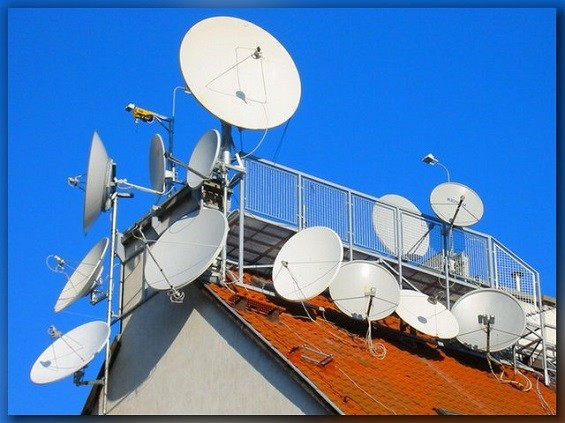 Спутниковые антенны на крыше дома