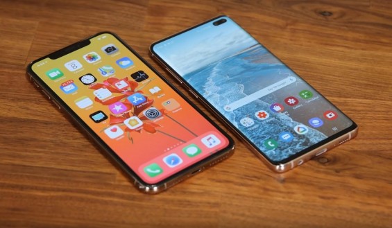 Samsung Galaxy S10+ и iPhone XS Max на деревянной поверхности