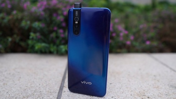 Основная и выезжающая фронтальная камера смартфона Vivo V15 Pro