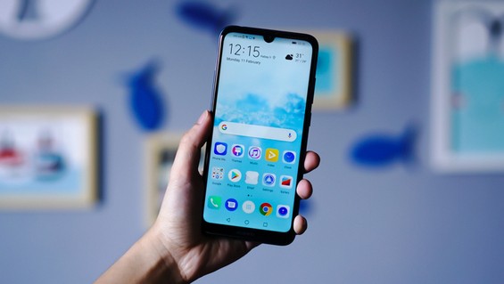 Huawei Y6 2019 в руке