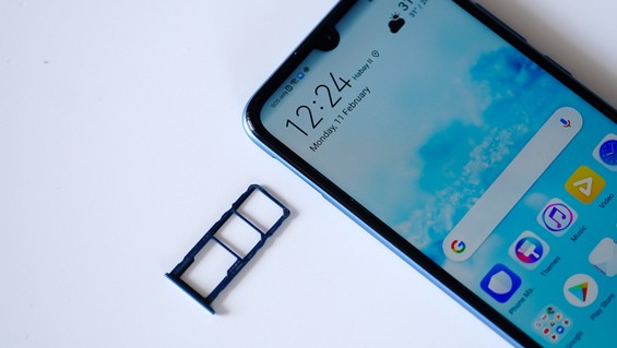 Лоток для СИМ-карт возле смартфона Huawei Y6 2019