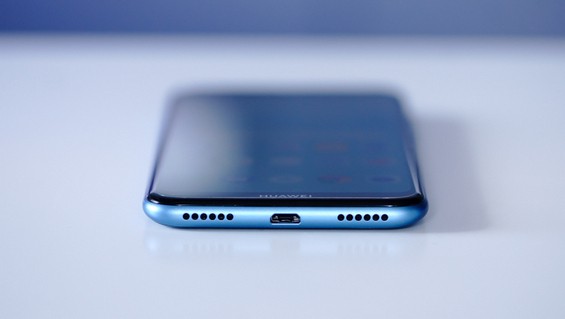 Разъём micro-USB на нижнем торце смартфона Huawei Y6 2019