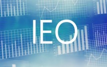 Аббревиатура IEO на фоне цифровых графиков