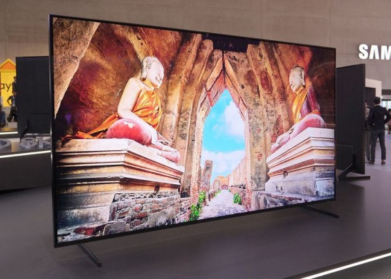 Телевизор Samsung Q900R 8K на презентации