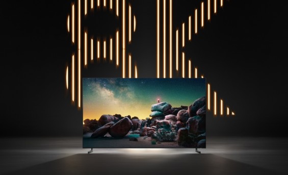 Телевизор Samsung Q900R на фоне надписи 8K