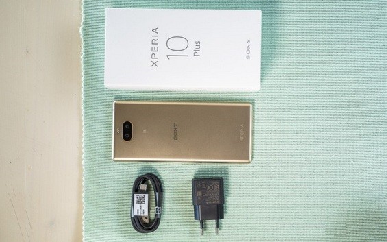 Элементы, входящие в комплект поставки Sony Xperia 10 Plus