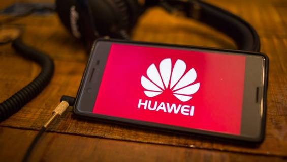 Логотип Huawei на экране смартфона