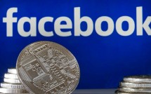 Монеты криптовалюты на фоне надписи Facebook