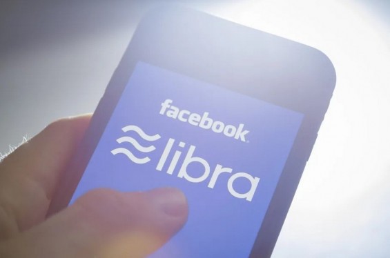 Логотип Libra на дисплее смартфона