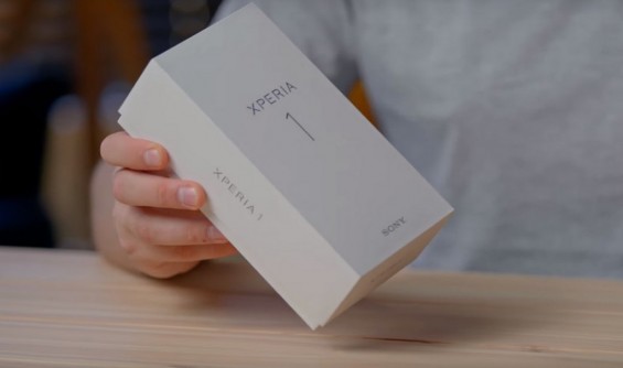 Коробка со смартфоном Sony Xperia 1