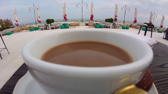 Чашка кофе сфотографирована с близкого расстояния на Sony Xperia 1