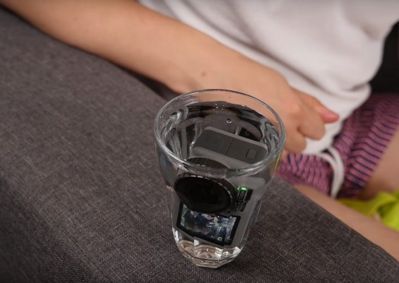 Камера DJI Osmo Action помещена в стакан с водой